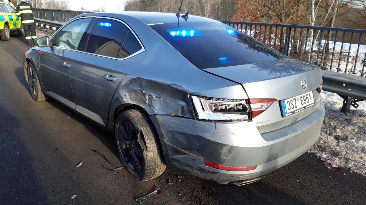 Dodávka vrazila na dálnici na Benešovsku do policejního auta, dva zranění